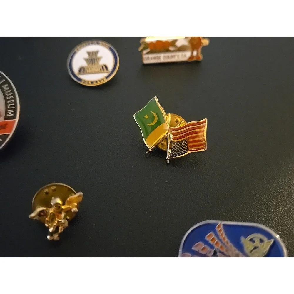 Vintage large lot of 26 Lapel‎ Hat Pins Pendants Brooches